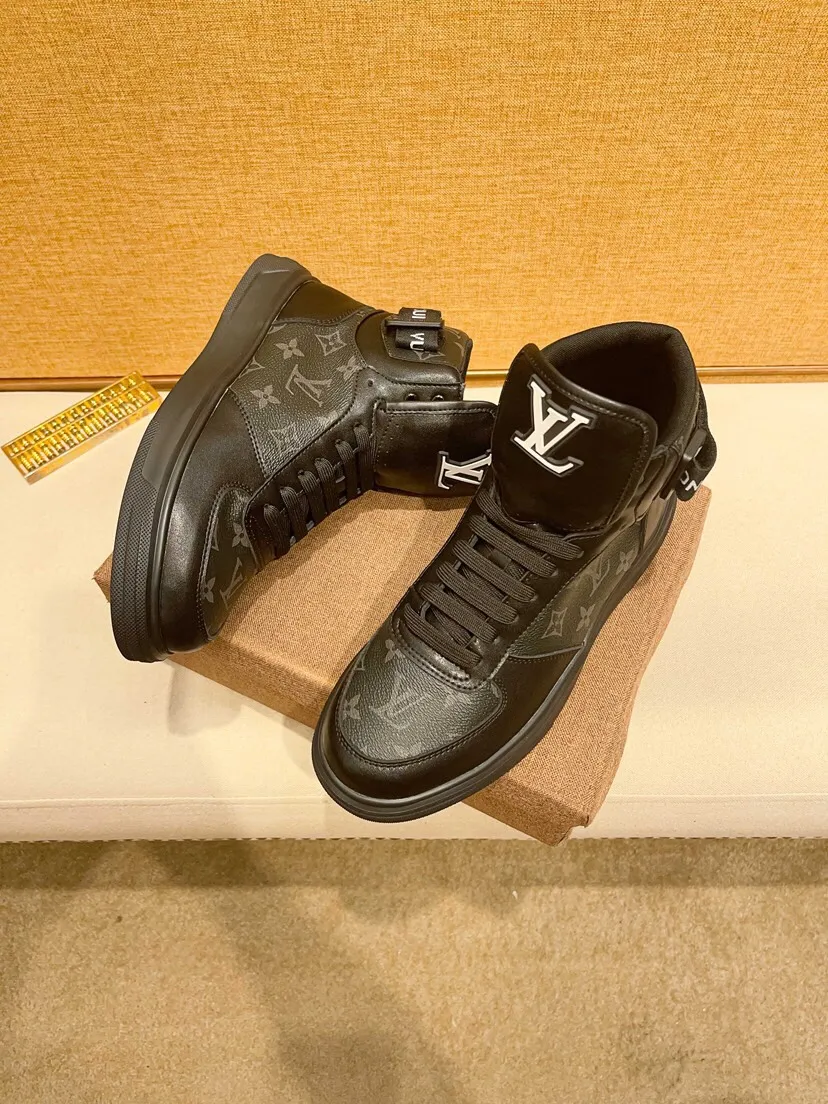 Factory price 440 [LV] Louis Vuitton's latest high-top casual Korean-style men's shoes, new autumn and winter design, perfect workmanship, creating cabinet quality, upper: cowhide material, leather lining; soft and comfortable, rubber outsole ultra-light, wear-resistant, simple, versatile fashion men's shoes, color optional, size 38--44
